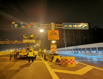 鄂州郑州市北三环彩虹桥交通标志牌安装现场